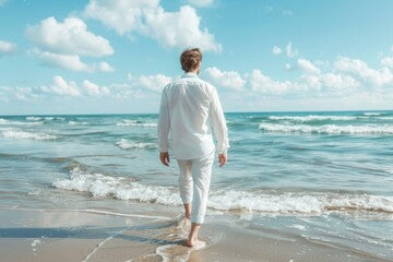 Our version of this popular scent. It's light and beachy vibe is created from lemon and crisp apples, floral notes of bluebells and such a refreshing scent you feel like you are standing beach side catching the fragrances of the perfect day.